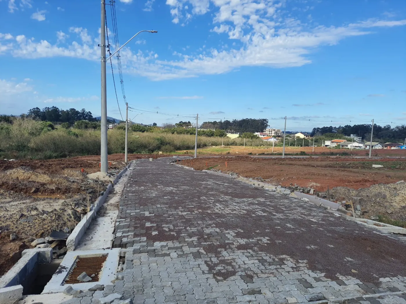 Registro fotográfico de via em execução com terraplenagem